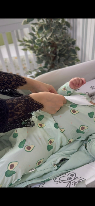 <strong>لبسي البيبي بجامة خفيفه</strong>