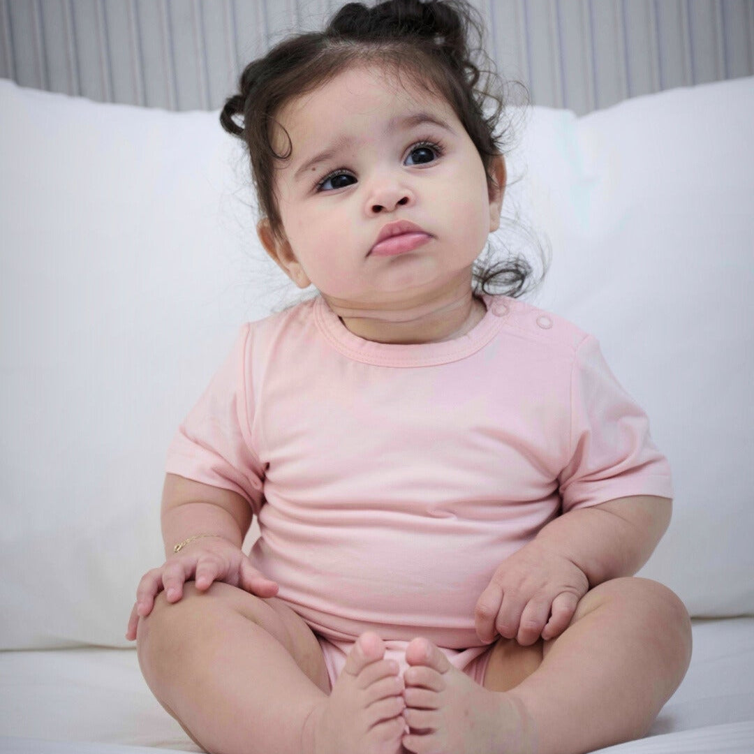 فانيلة داخلية باللون البينكي